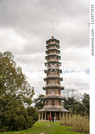 早春，倫敦郊區邱園的大塔被樹枝包圍 122977835