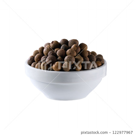 allspice or Jamaican pepper in a ceramic bowl isolated on white background. 122977967