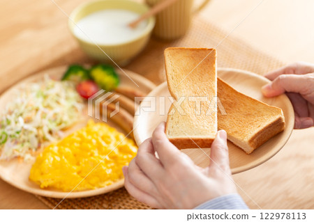 中年婦女吃西式早餐 122978113