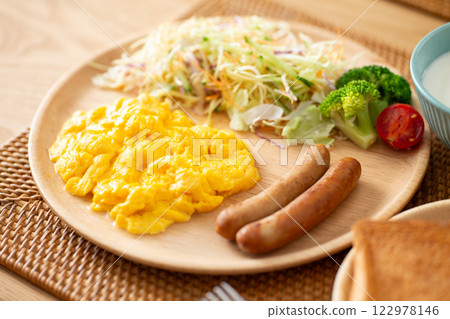 餐桌上供應的西式早餐 122978146
