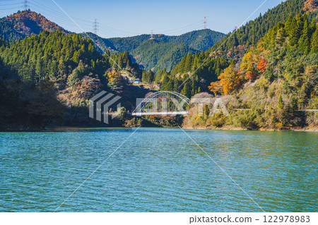 豐根村新豐根水壩的綠湖秋葉美景(愛知縣) 豐根村新豐根水壩的綠湖秋葉美景(愛知縣) 122978983