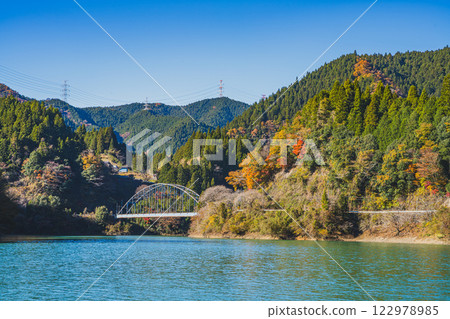 豐根村新豐根水壩的綠湖秋葉美景（愛知縣） 122978985