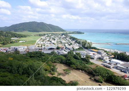 從沖繩縣伊平屋島戶瑞岩眺望前泊地區 從沖繩縣伊平屋島戶瑞岩眺望前泊地區 122979299