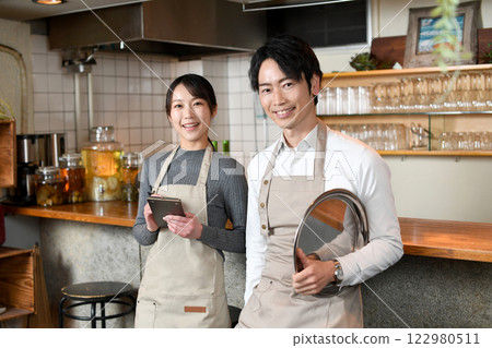 在餐廳工作的年輕亞洲男女服務員 122980511