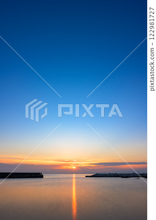 The light of the setting sun reflected on the sea, a soothing moment of twilight, a landscape captured with long exposure 122981727