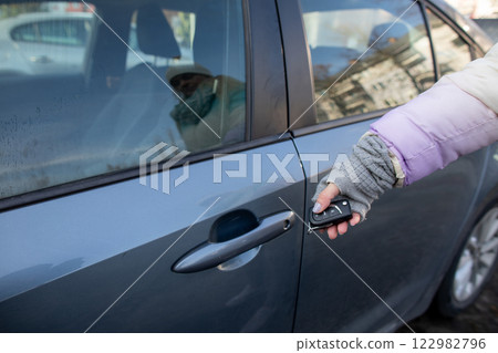 Unlocking a Car Door Using a Keyless Remote for Enhanced Convenience and Access Ease 122982796