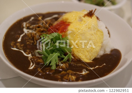 日式牛肉飯佐肉末、水菜、雞蛋和番茄醬 122982951