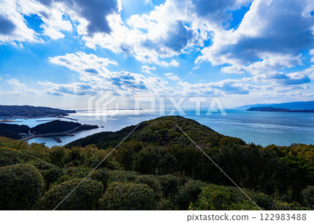 Wakayama Kitan Strait enveloped in the soft winter sunlight. The sun shining through the clouds and the sparkling sea. 122983488