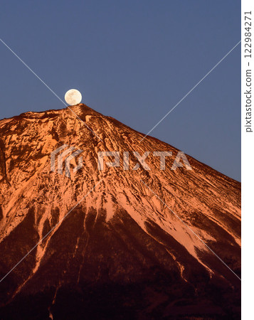 Spectacular view of "Rising Pearl Fuji" from Fujinomiya City (Benifuji) 122984271