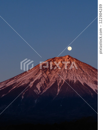Spectacular view of "Rising Pearl Fuji" from Fujinomiya City (Benifuji) Spectacular view of "Rising Pearl Fuji" from Fujinomiya City (Benifuji) 122984289