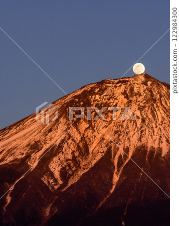 Spectacular view of "Rising Pearl Fuji" from Fujinomiya City (Benifuji) 122984300