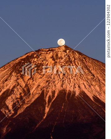 Spectacular view of "Rising Pearl Fuji" from Fujinomiya City (Benifuji) 122984302