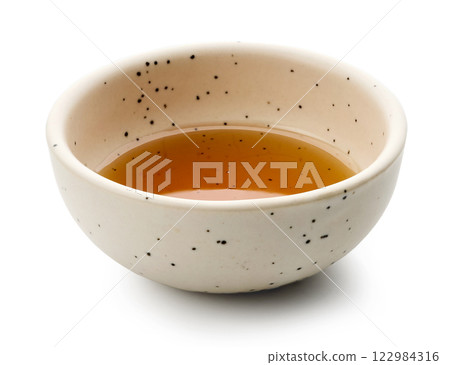 bowl of sesame oil 122984316