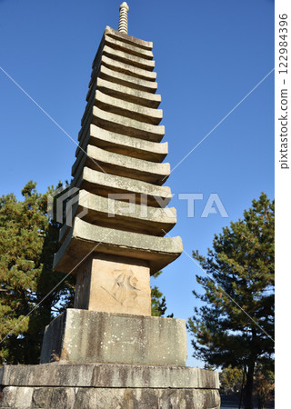 Floating Island Thirteen-story Stone Pagoda (Tonoshima, Uji City, Kyoto Prefecture) 122984396