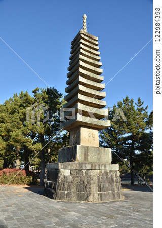 Floating Island Thirteen-story Stone Pagoda (Tonoshima, Uji City, Kyoto Prefecture) Floating Island Thirteen-story Stone Pagoda (Tonoshima, Uji City, Kyoto Prefecture) 122984398