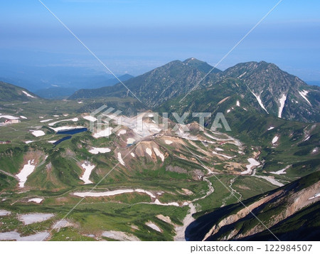 夏季從立山眺望室堂平和奧田一岳 夏季從立山眺望室堂平和奧田一岳 122984507
