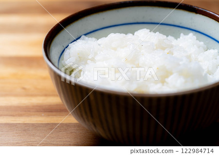 [Food ingredients] White rice served in a rice bowl 122984714