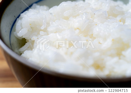 [Food ingredients] White rice served in a rice bowl 122984715