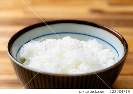 [Food ingredients] White rice served in a rice bowl 122984719
