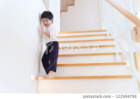 孩子下樓 孩子下樓 122984788