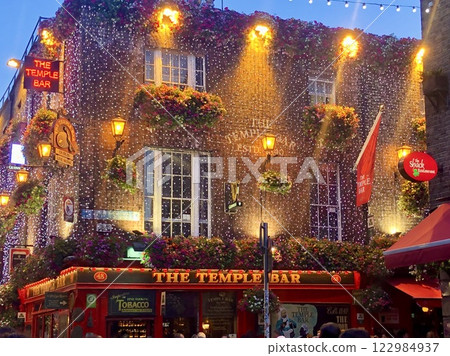 A traditional Irish pub with beautiful illuminations 122984937