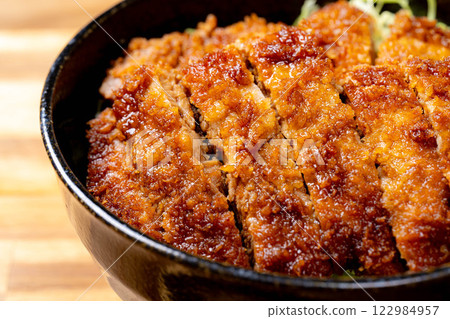 [Food ingredients] Sauce katsudon served in a bowl [Local cuisine] 122984957
