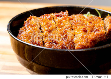 [Food ingredients] Sauce katsudon served in a bowl [Local cuisine] 122984961