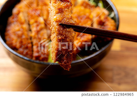 [Food ingredients] Sauce katsudon served in a bowl [Local cuisine] 122984965