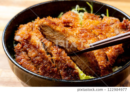 [Food ingredients] Sauce katsudon served in a bowl [Local cuisine] 122984977