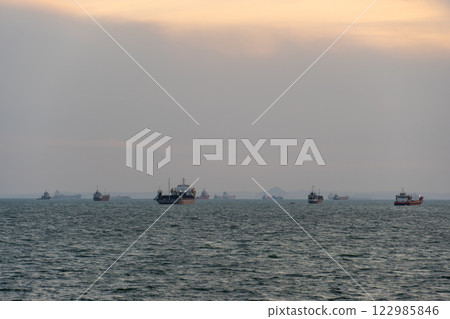 黃昏時分，一艘油輪在霍爾木茲海峽漂流 122985846