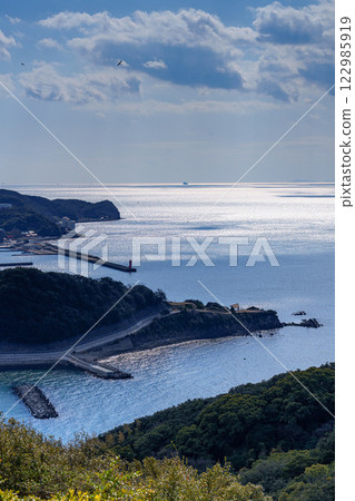 和歌山加太港沐浴在冬日柔和的陽光下。 122985919