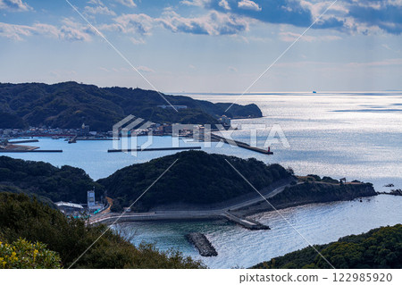 Wakayama Kada Port bathed in the soft winter sunlight. Streaks of light shining through the clouds and the sparkling sea surface. 122985920