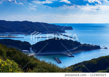 和歌山加太港沐浴在冬日柔和的陽光下。 和歌山加太港沐浴在冬日柔和的陽光下。 122985925