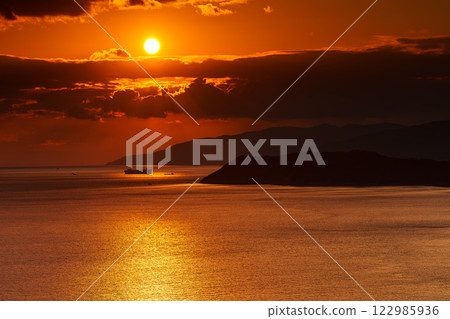和歌山縣紀伊海峽的日落非常美麗。 122985936