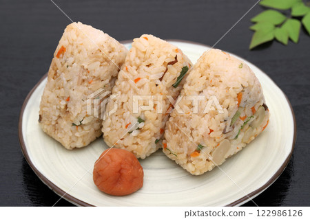 Rice ball 122986126