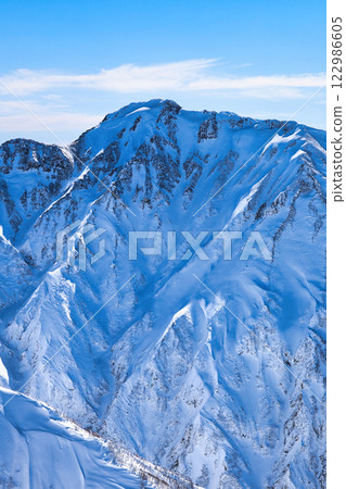 白雪皚皚的北阿爾卑斯山中的五龍山 122986605
