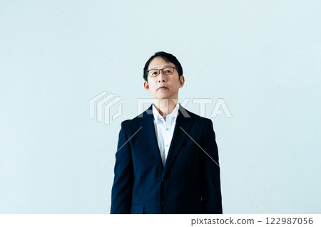 擺脫不了疲勞的中年男性 122987056