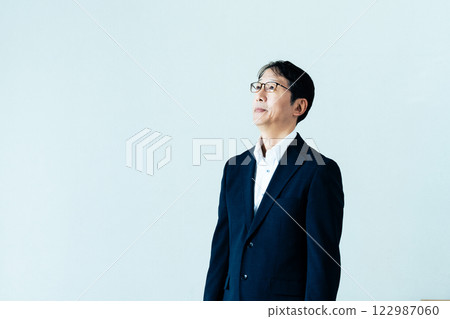 Middle-aged men who cannot get rid of fatigue Middle-aged men who cannot get rid of fatigue 122987060