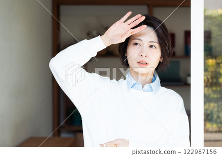 一個女人從客廳向外看 122987156