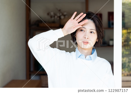 一個女人從客廳向外看 122987157