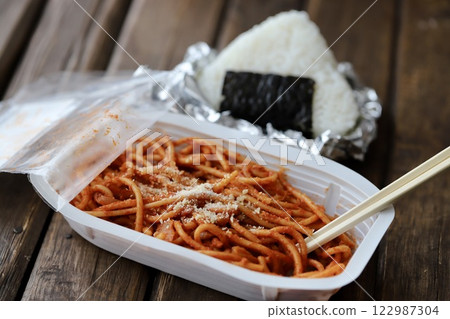 忙碌日子裡的便利便利商店餐點:碳水化合物和碳水化合物 忙碌日子裡的便利便利商店餐點:碳水化合物和碳水化合物 122987304