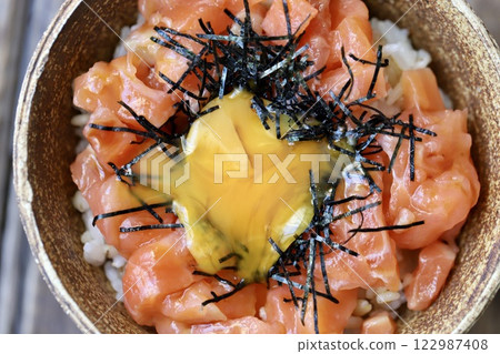碎蛋黃鮭魚生魚片蓋飯 122987408