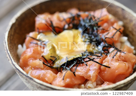 碎蛋黃鮭魚生魚片蓋飯 122987409