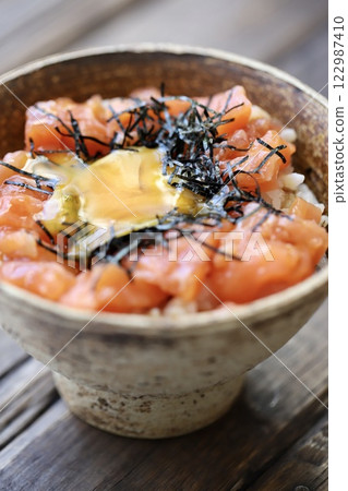 碎蛋黃鮭魚生魚片蓋飯 122987410