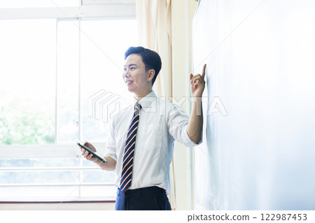 老師,老師,課程,黑板,微笑,男性,平板 老師,老師,課程,黑板,微笑,男性,平板 122987453
