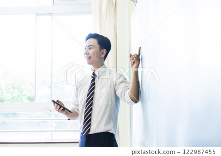 老師，老師，課程，黑板，微笑，男性，平板 122987455