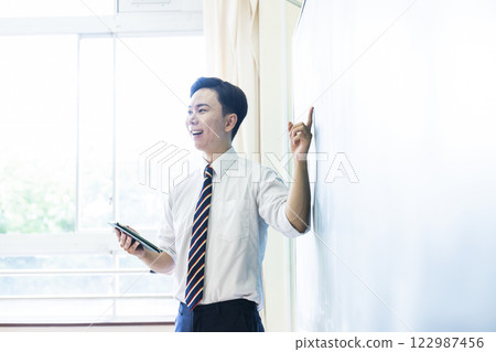 老師,老師,課程,黑板,微笑,男性,平板 老師,老師,課程,黑板,微笑,男性,平板 122987456