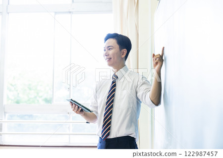 老師，老師，課程，黑板，微笑，男性，平板 122987457