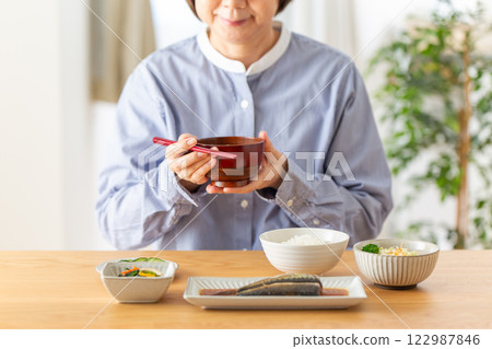 中年婦女吃日式早餐 122987846