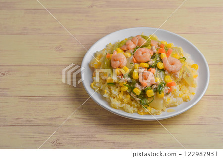 Shrimp fried rice with thickened sauce 122987931